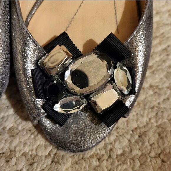 Kate Spade New York Silver Grey Metallic Leather Peep Toe Jewel Trim Flats 6M - Picture 3 of 7